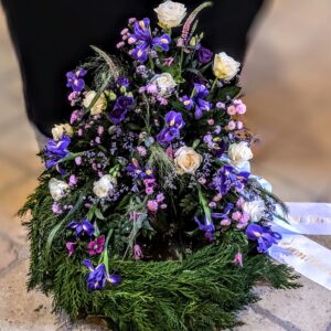 Krans med blomsterdekoration
